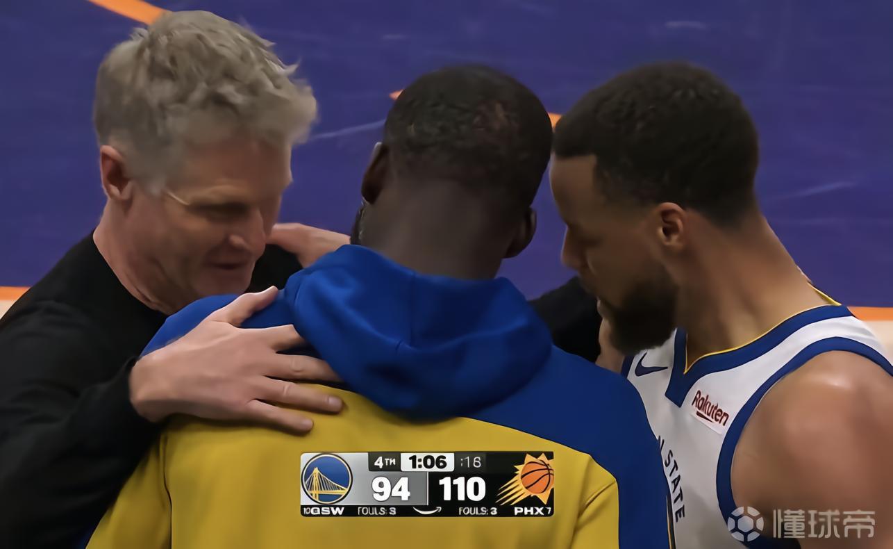 意味深长的拥抱，勇士赢球无望，科尔与库里&追梦相拥致意