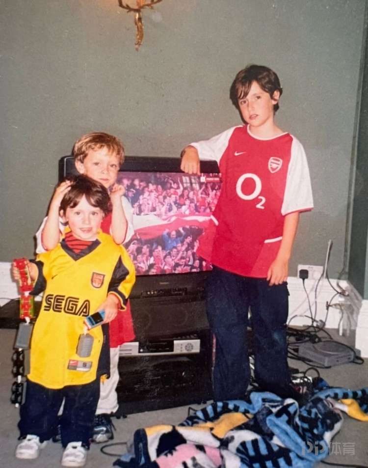 著名阿森纳球迷摩根，晒22年前父子照：仍在等一个冠军